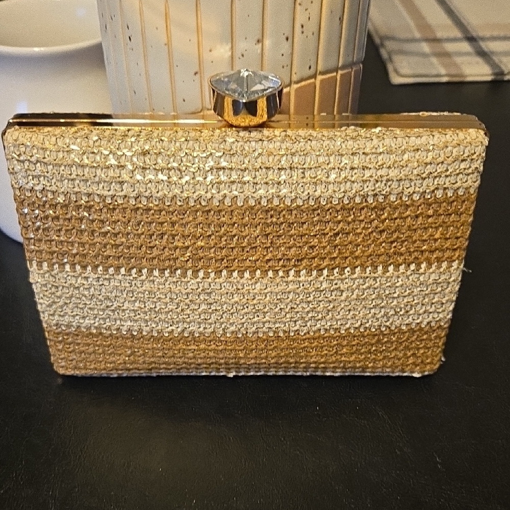Women's Elegant Gold and Cream Clutch ⭐️✨️ NEW  ⭐️ - Picture 6 of 7